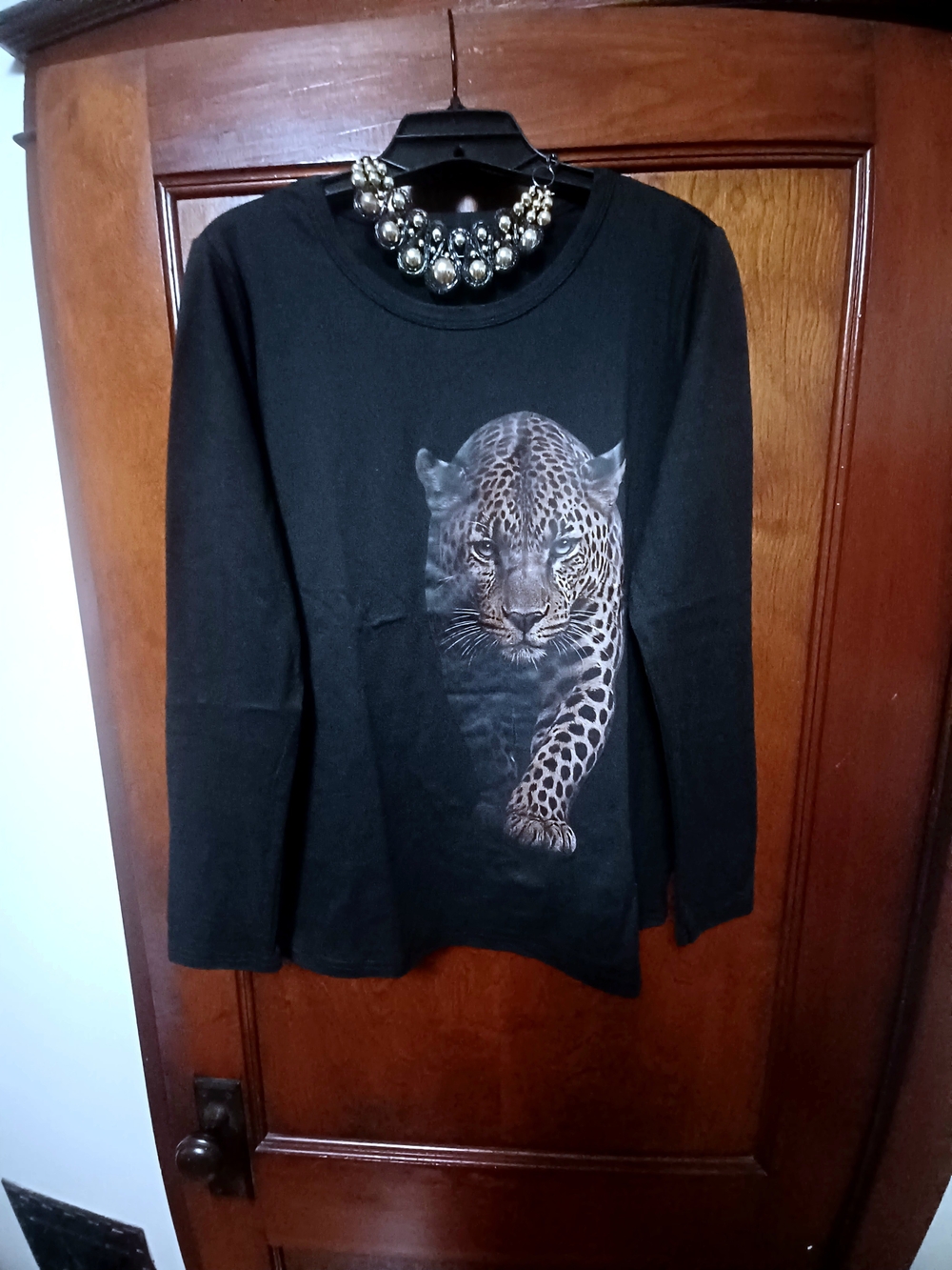 SHEIN BLACK LONG SLEEVE TOP w/LEOPARD GRAPHIC-(NEW)